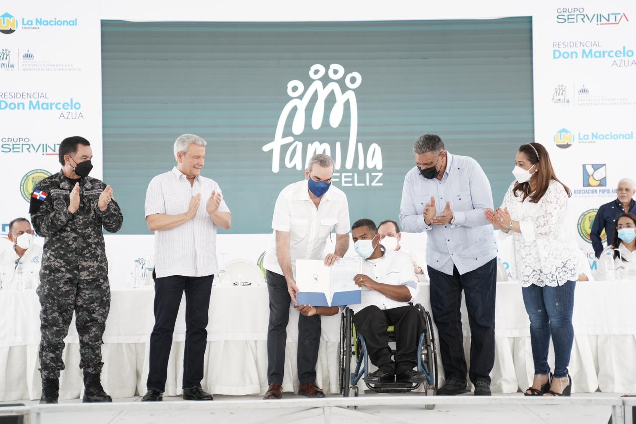 Entrega de certificado y llave de vivienda a Cristian Onelvi Lara Jimenez