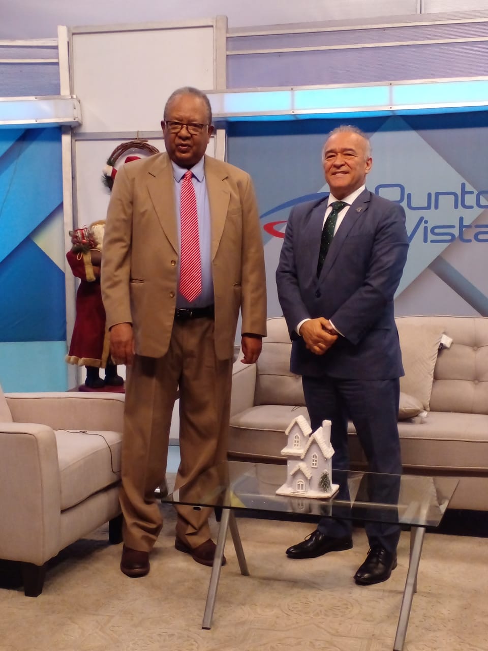 Familia Feliz es el único en la historia de RD que otorga títulos al entregar viviendas Camel Curi, viceministro de Proyectos de Inversión resaltó las bondades del Plan durante entrevista en el programa Puntos de Vista con Héctor Linares Santo Domingo. El viceministro de Proyectos de Inversión del Ministerio de la Presidencia, Camel Curi, aseguró que el Plan Nacional de Viviendas Familia Feliz es el único proyecto en la historia de la República Dominicana en el que el beneficiario adquiere su título de propiedad al obtener el inmueble, particularidad que responde al interés del Gobierno que encabeza el presidente Luis Abinader, de cumplir con el derecho constitucional de los dominicanos, tal como reza el artículo 59 de la Carta Magna. Para lograrlo, Curi explicó que los terrenos pasan por un escrutinio que permiten al Estado validarlos, así como los proyectos que presentan las constructoras, a fin de iniciar un proceso de habilitación que cumpla con las leyes reglamentarias del sector construcción. “Todo esto, porque al momento de entregar las viviendas, los beneficiarios salen un título en las manos. Nunca en la historia del país el Gobierno ha facilitado un plan, ni siquiera un proyecto en el cual al momento de entregar la vivienda se entrega un título”, expresó el funcionario. Indicó que las viviendas de interés social dirigidas a los sectores de bajos ingresos, son novedades respecto al concepto y facilidades: “Esto es un Plan Nacional de Viviendas, con el cual pretendemos que sea sustentable en el tiempo. Para eso hemos tenido que trabajar con una serie de articulaciones, como nosotros decimos, que son articulaciones que son importantes como base del proyecto; como, por ejemplo, la vivienda de índole social no existía en República Dominicana, ni siquiera el concepto ni la metodología de aprobación”. Curi ofreció estas declaraciones durante una entrevista que le realizara el periodista Héctor Linares, en el programa Puntos de Vista, en la que detalló los tipos de bonos que se conceden a las familias beneficiarias contemplados en la Ley de Desarrollo Hipotecario y Fideicomiso, con el objetivo de crear facilidades para la adquisición de un techo propio. “Esta ley contempla el bono Itbis, que es un bono en el cual al constructor se le devuelve parte de lo invertido en el tema de Itbis y se lo entrega a las familias para comprar la vivienda, esto es un aproximadamente un 8% del valor de la vivienda. Adicional a esto, el plan otorga el Bono Vivienda, que ronda entre el 10% y 20% del costo de la vivienda, y el Bono de Subsidio a la tasa bancaria, en donde ayudamos a pagar el préstamo bancario durante 7 años”, indicó. Otros bonos entregados a beneficiarios del Plan, es el Bono Mujer, dirigido a madres solteras o mujeres cabeza de familias, “otorgados a través de un proceso de selección del Ministerio de la Mujer”. Sobre la participación del Gobierno en el desarrollo de los proyectos, enfatizó que: “A diferencia de otros proyectos, este es desarrollado al 100% por el sector privado. El Gobierno no invierte ni en terrenos, construcción perisología ni diseño, el Gobierno se encarga del proceso de acompañamiento para que las familias logren adquirir las viviendas”. En cuanto a la banca, señaló que no se trata solo de la evaluación crediticia, sino, de un acompañamiento integral, en el cual se les enseña sobre el ahorro programado y otras herramientas financieras. Anunció que antes de finalizar el 2022, el Gobierno entregará entre cuatro y cinco proyectos habitacionales en diversos puntos del país. PIE DE FOTO 1. Camel Curi y Héctor Linares, durante entrevista en el programa Puntos de Vista. Dirección de Comunicaciones 30 de octubre de 2022