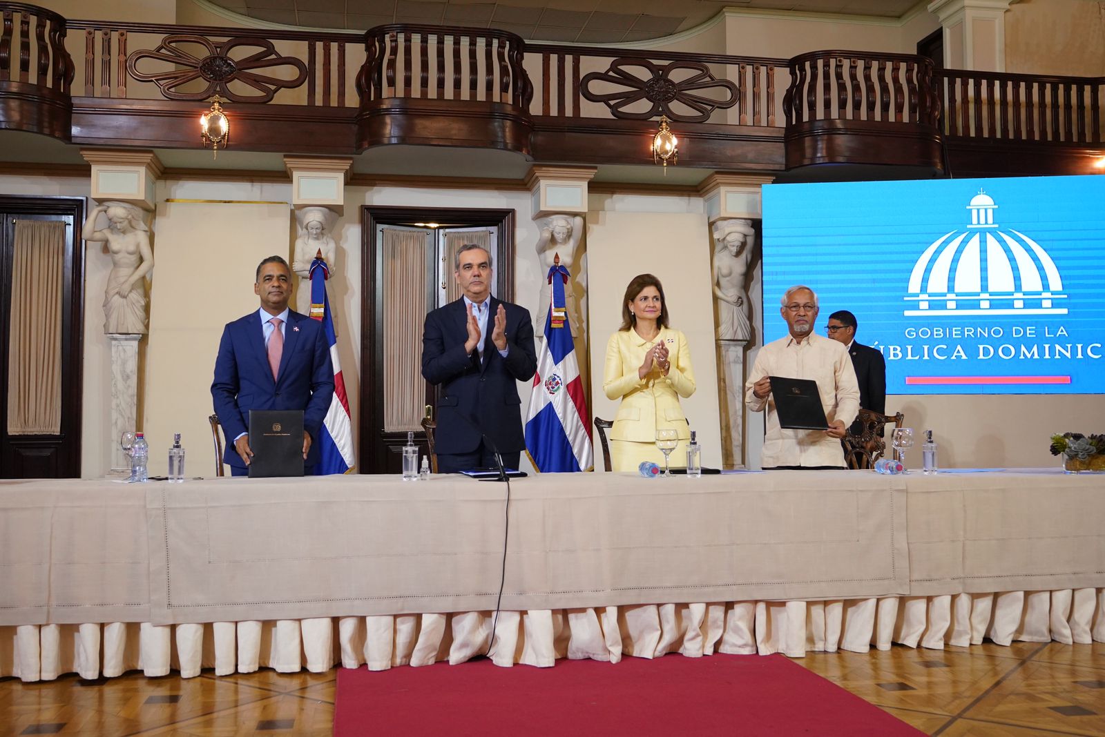 Ministro de la Presidencia Joel Santos, acompañando al presidente Luis Abinader, junto a la vicepresidenta Raquel Peña y el ministro de Educación, Ángel Hernández, dando el anuncio de la inducción para los nuevos docentes, que implica el entrenamiento y educación continua durante un año.