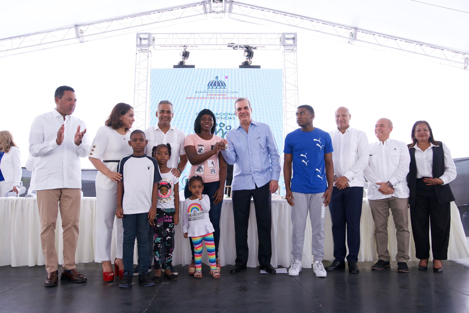 Acto protocolar de entrega de llaves, encabezado por el presidente Luis Abinader y el ministro de la Presidencia, Joel Santos.