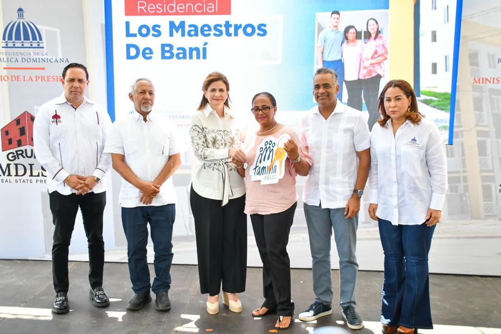 Gobierno entrega 120 viviendas de bajo costo en Baní; 31 de los beneficiarios son del Plan Familia Feliz